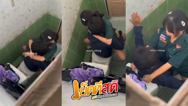 คลิปหลุดในห้องน้ำ วัยรุ่นมัธยมแอบมาเย็ดกันในห้องน้ำ โดนเพื่อนมือดีแอบถ่ายเก็บไว้ งานนี้โดนแอบปล่อยคลิปว่อนเน็ต